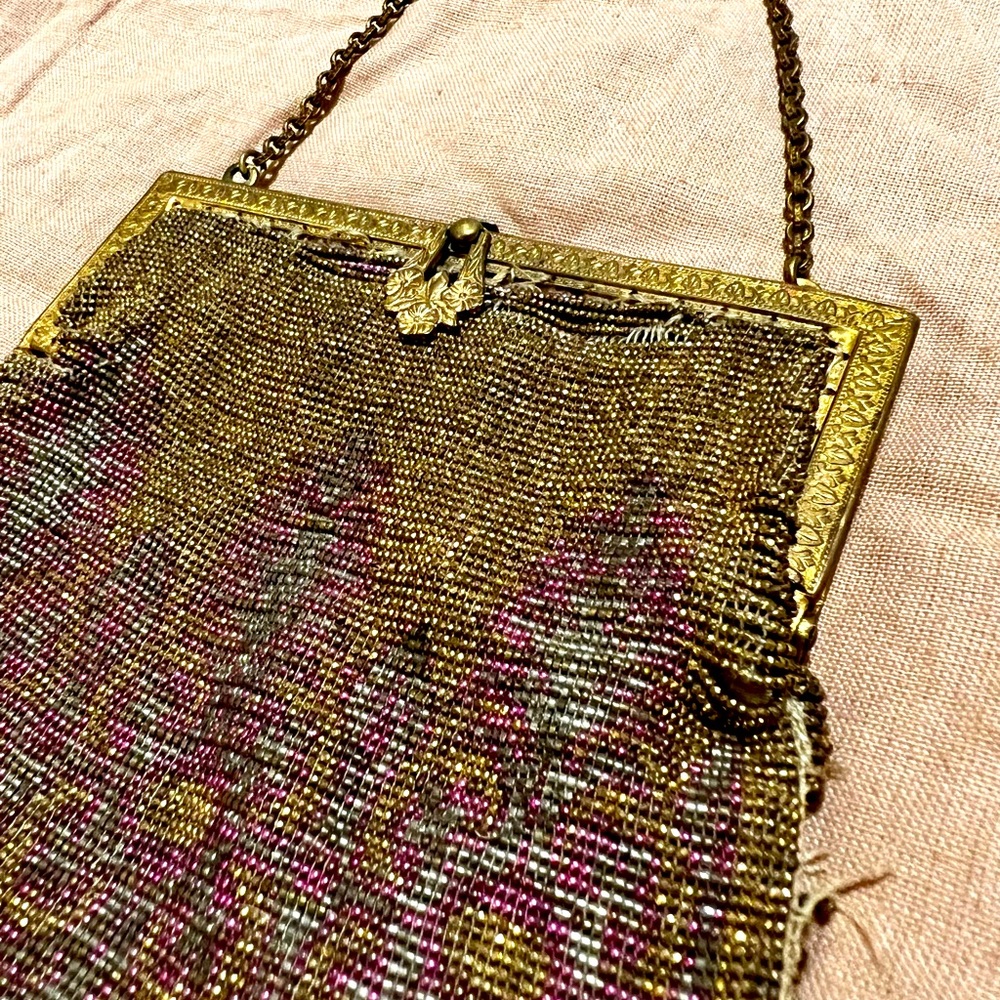 STUNNING PIECE OF FASHION HISTORY - SHIMMERING GOLD & PINK VINTAGE FLAPPER PURSE